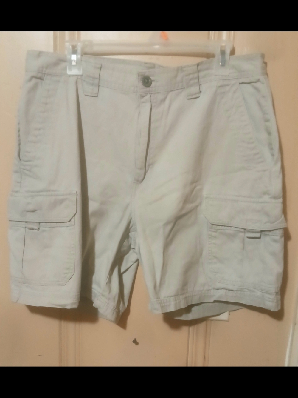 Columbia Men’s Light Beige Cargo Shorts – Utility Pocket Style